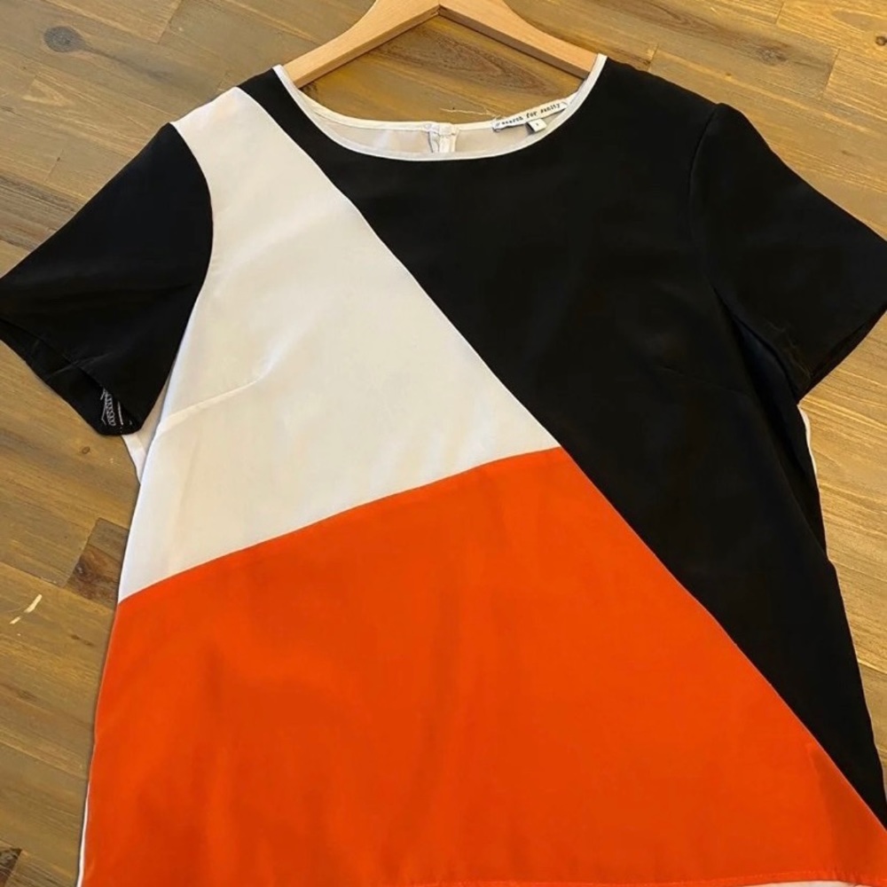 Lightweight, geometric shapes blouse. Size L